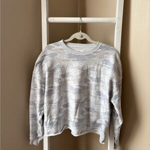 American Eagle camo cropped Crewneck